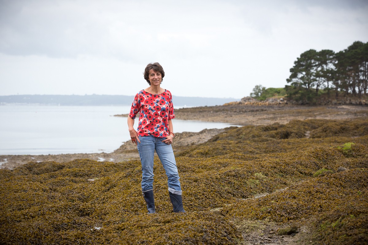 Charlotte Corporeau, chercheuse à l'Ifremer. Pointe du château à Logonna-Daoulas. © Fanch Galivel