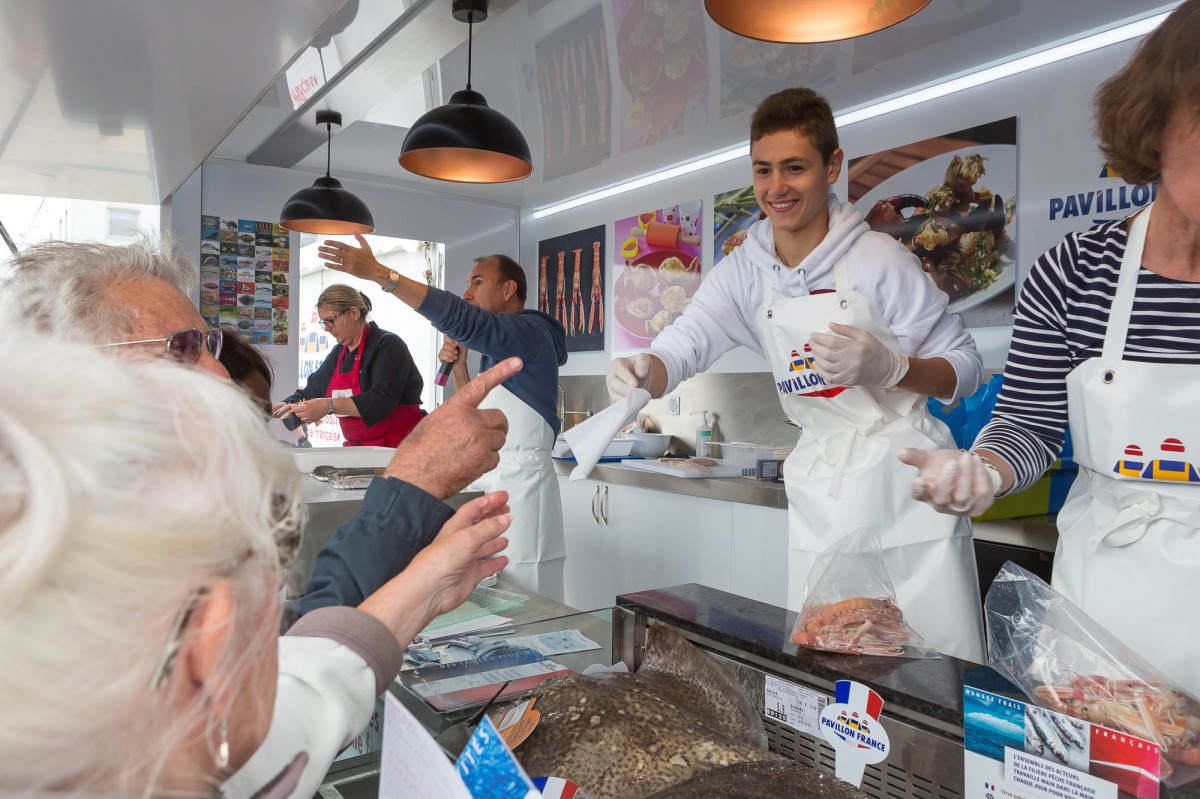 Démonstration de cuisine et vente de poissons. Ports en fête, les 10 ans de la cité de la voile de Lorient. © Fanch Galivel