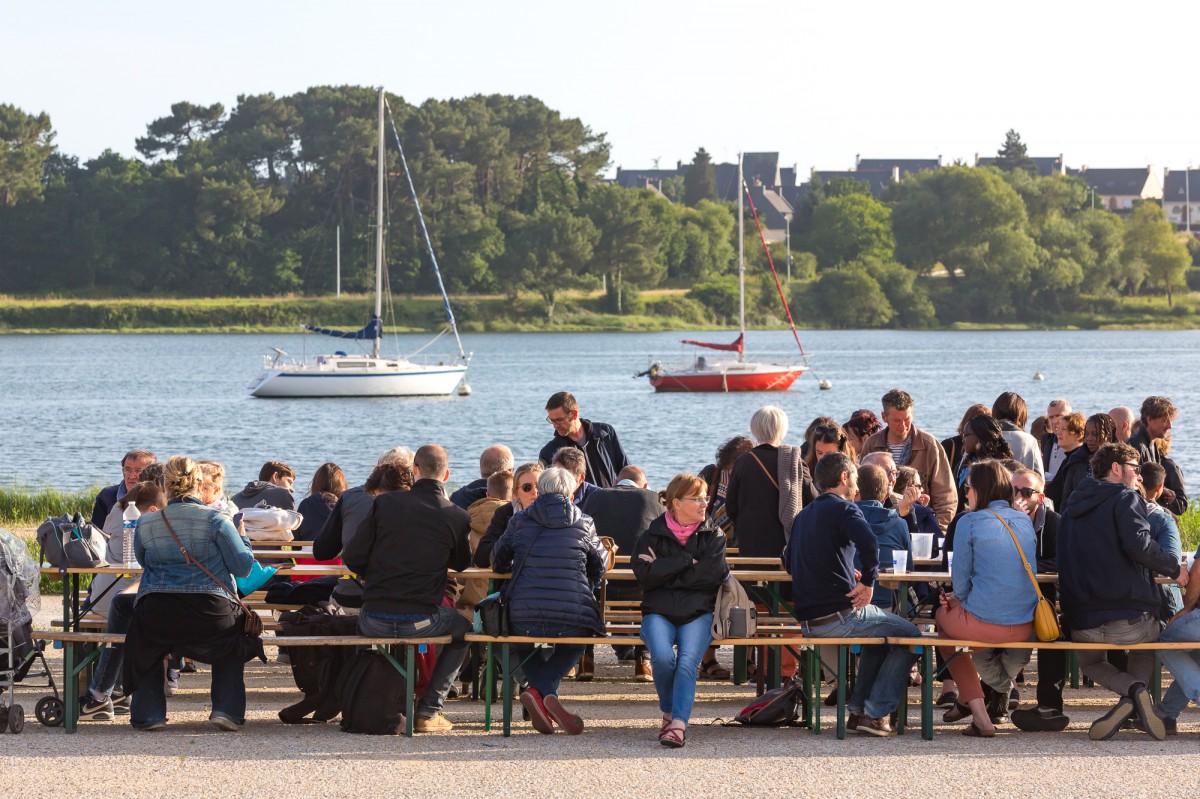Repas. Ports en fête, les 10 ans de la cité de la voile de Lorient. © Fanch Galivel