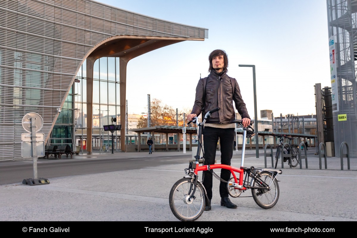Morgan Sartiaux _ Arrivée à la gare de Lorient puis départ vers son lieu de travail avec un vélo pliant.