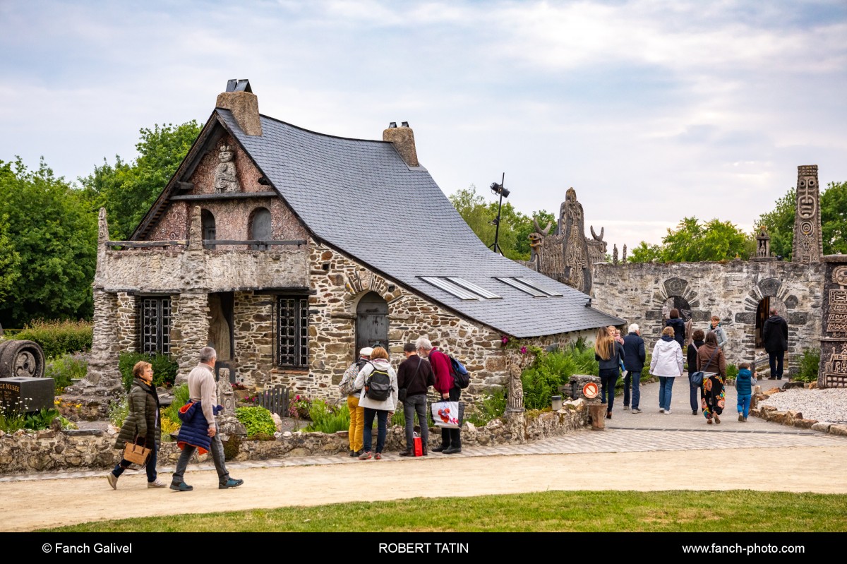 50 ans du Musée Robert Tatin à Cossé-le-Vivien. Scénographie de l'agence MTW lors de la nuit des Musées.