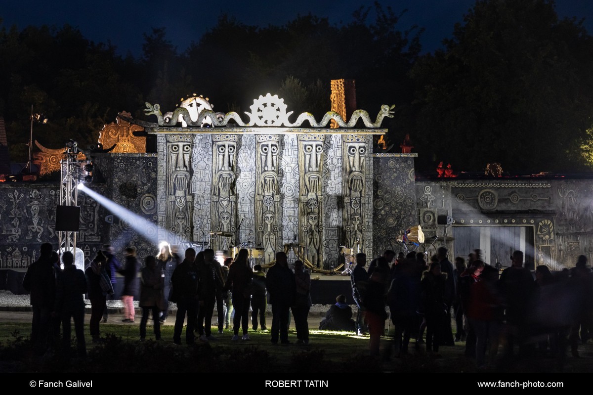 50 ans du Musée Robert Tatin à Cossé-le-Vivien. Scénographie de l'agence MTW lors de la nuit des Musées.