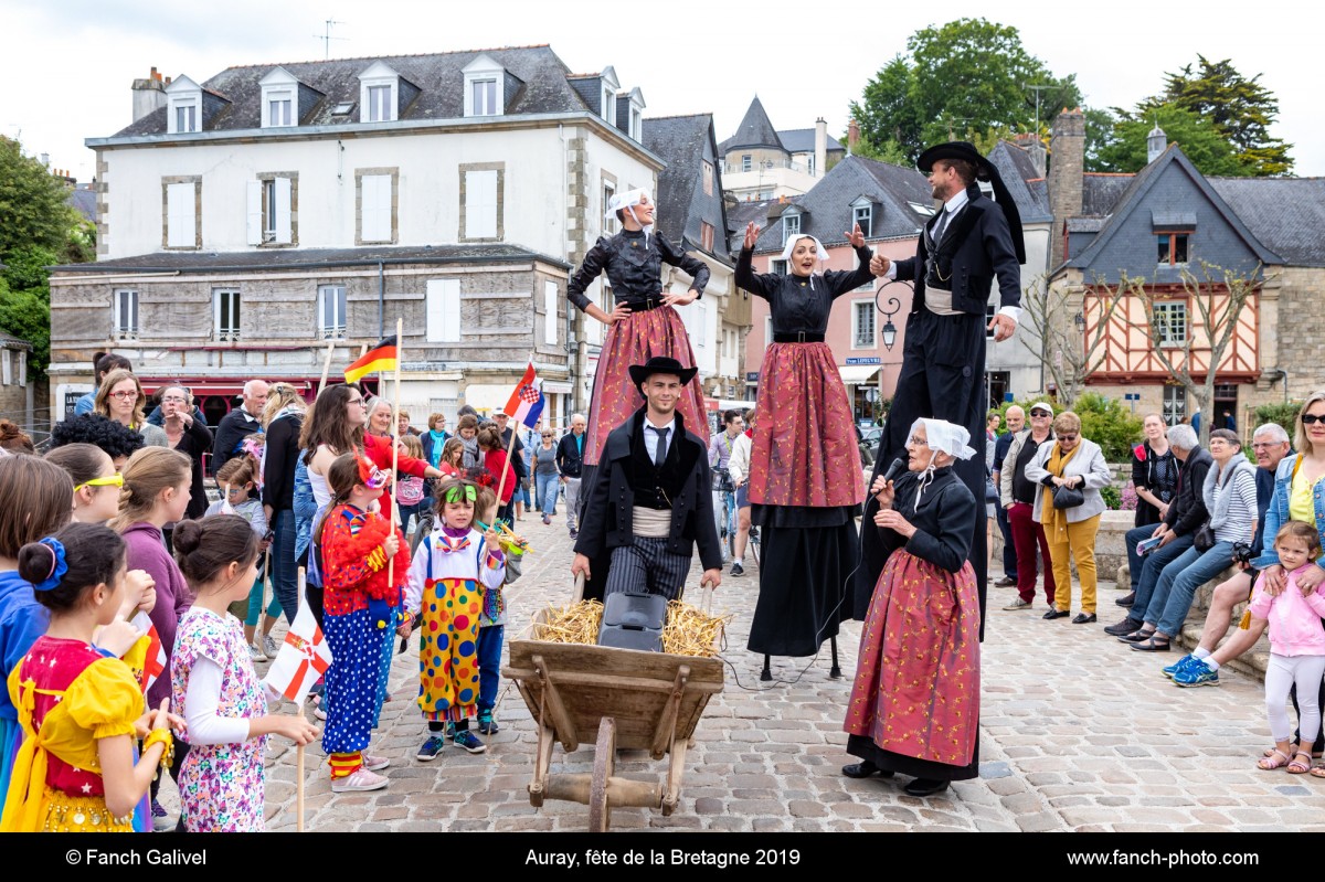 Parade d’échasses de la compagnie "y a un trou dans l'mur" avec les élèves de l’école de cirque Equilibre au port de Saint Goustan à Auray. Fête de la Bretagne 2019 organisé par l'association A L'Assaut D Rues.