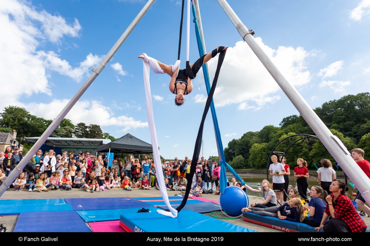 Spectacle des élèves de l’école de Cirque Equilibres. Fête de la Bretagne 2019 organisé par l'association A L'Assaut D Rues.