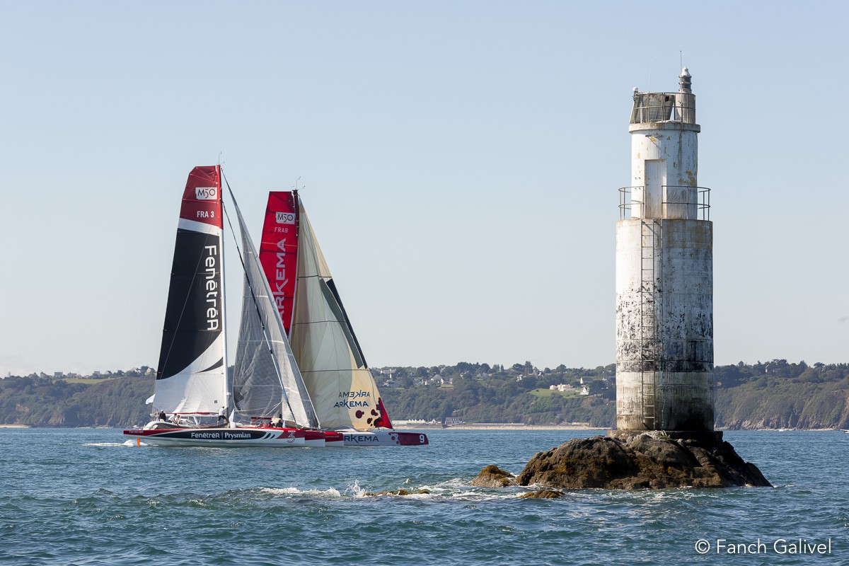 2015 _ Frenêtrea Prysmian (Erwan Le Roux) et Arkema (Lalou Roucayrol) au coude à coude au passage de l'ile Harbour.