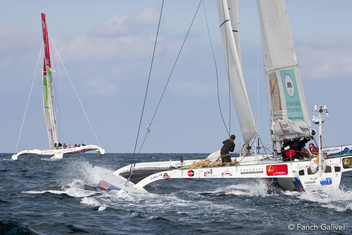 2009 _ Le Trimaran "laiterie de Saint Malo" ( Victorien Errussard ) à la poursuite d'"Actual" skippé par Yves Le Blévec