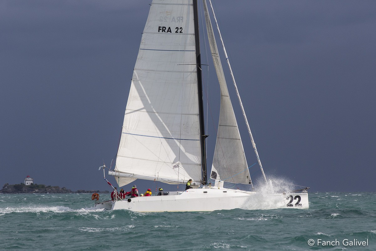 2012 _ Belle lumière malgré un ciel orageux sur le catamaran "Délirium" skipper par Hervé de Carlan