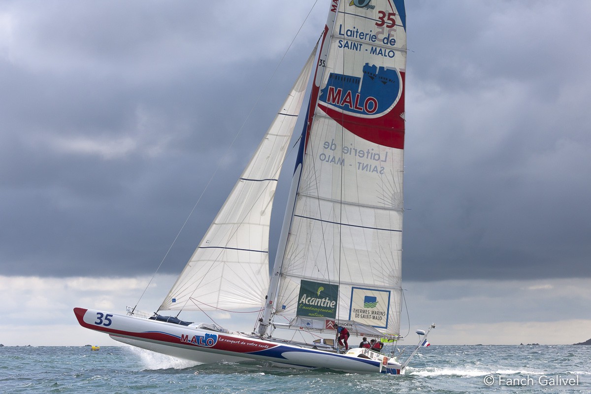 2008 _ Le Trimaran "Laiterie de Saint-Malo" skippé par Victorien Erussard sous un ciel orageux.