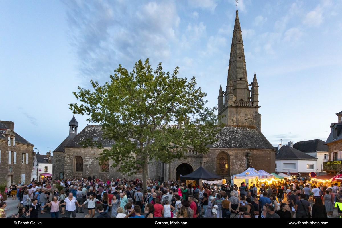 Danse Bretonne devant l'église Saint Cornély pendant le marché de nuit de Carnac
