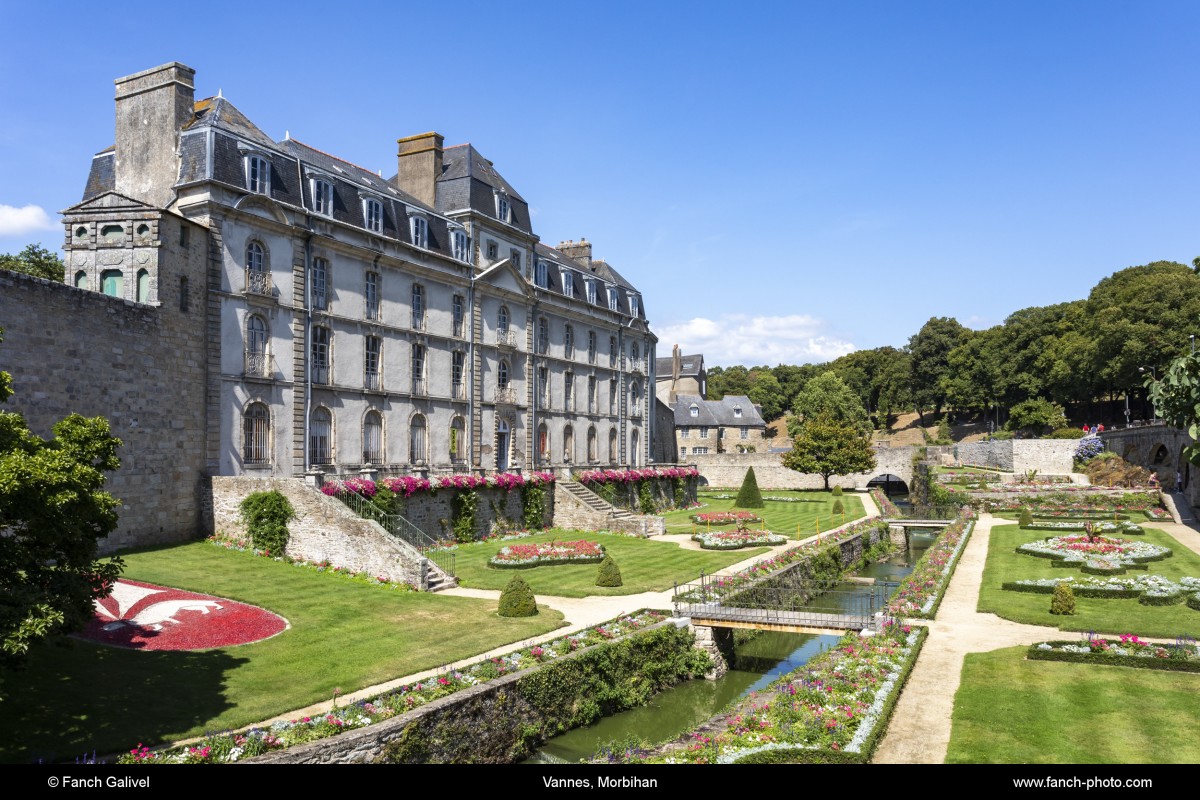 Le jardin et le château de l'Hermine à Vannes traversé par le fleuve Le Marle.***The garden and the castle of Hermine in Vannes crossed by the river Le Marle.