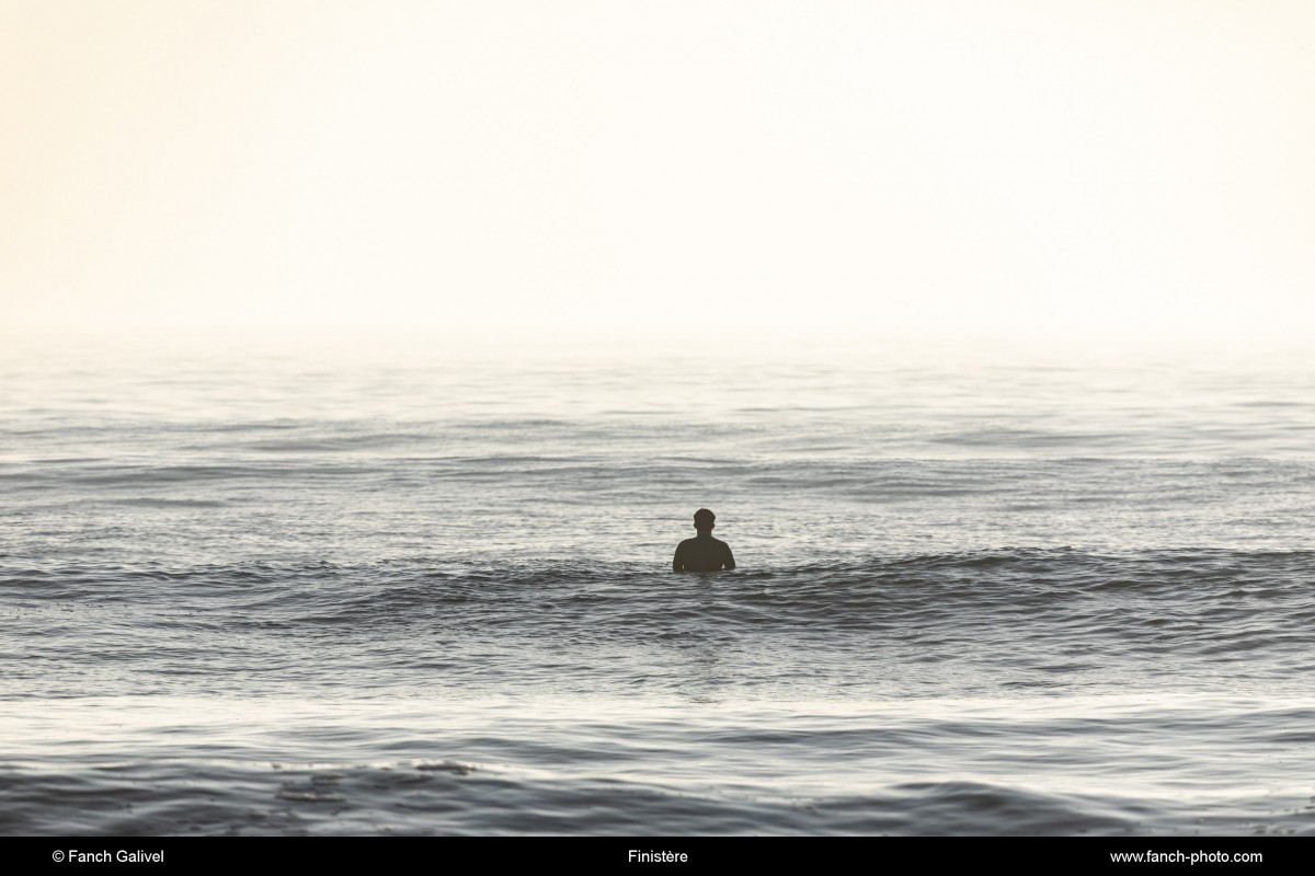 Surfer en attente sur la plage de Kermabec à Tréguennec***Surfing waiting on Kermabec beach in Tréguennec