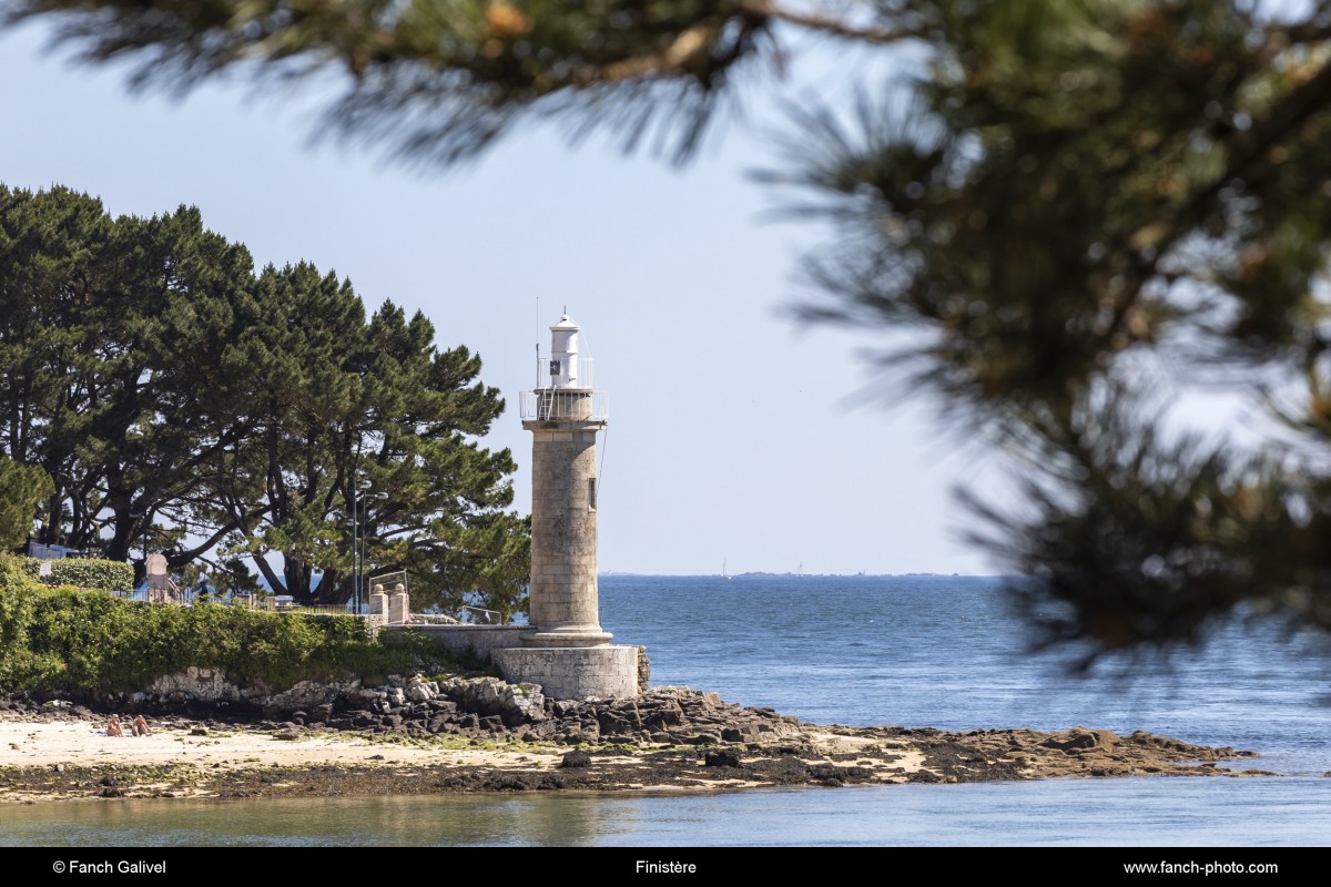 Le phare de Coq situé sur la rive gauche de l'Odet***The Coq lighthouse located on the left bank of the Odet