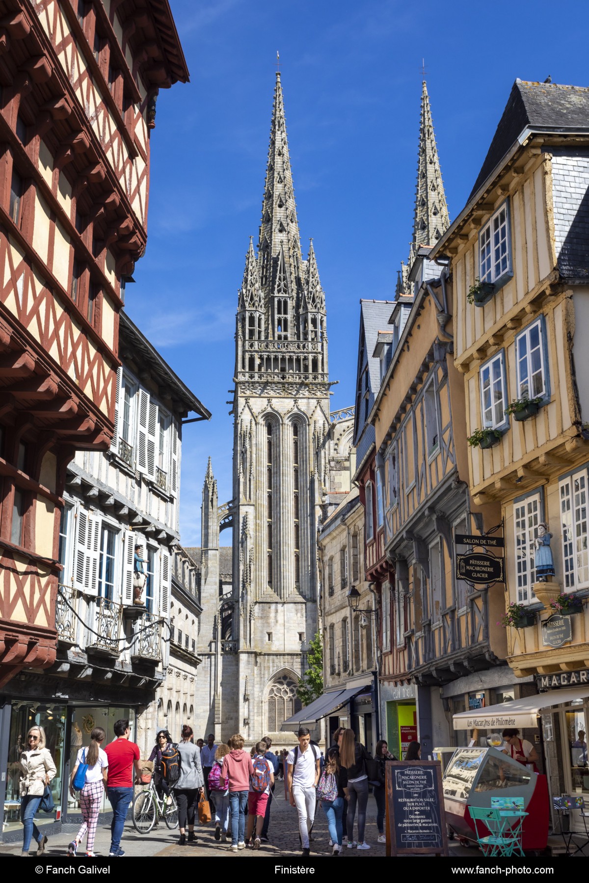 Vue sur la Cathédrale depuis la rue Kéréon dans le centre de Quimper.