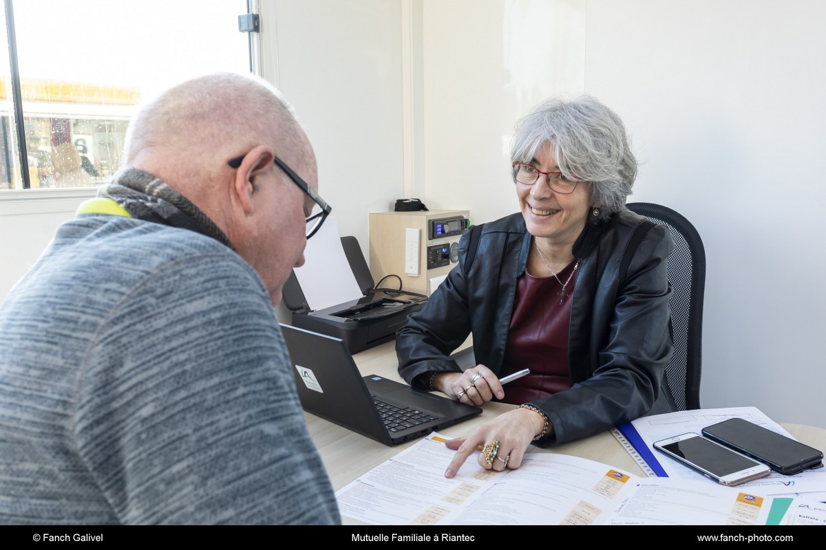 L'agence mobile de la Mutuelle Familiale sur le marché de Riantec