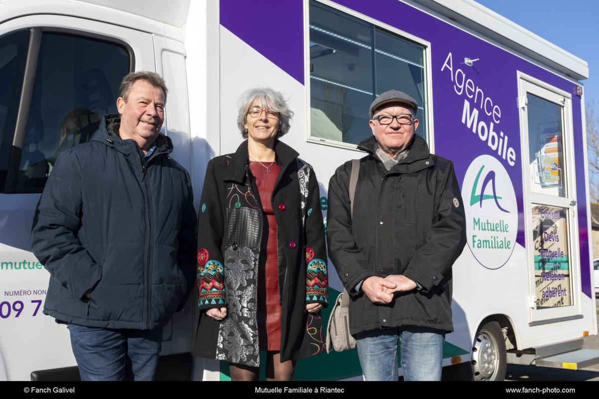 L'agence mobile de la Mutuelle Familiale sur le marché de Riantec
