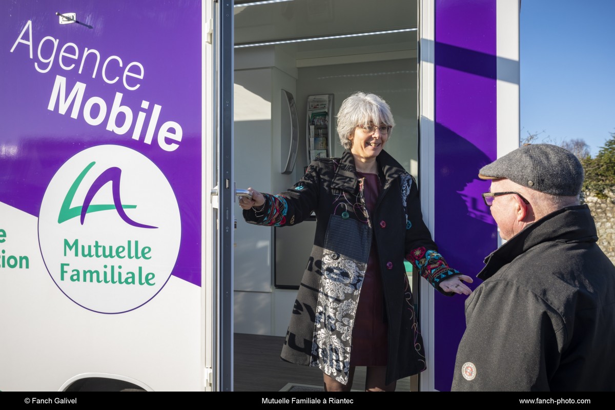 L'agence mobile de la Mutuelle Familiale sur le marché de Riantec
