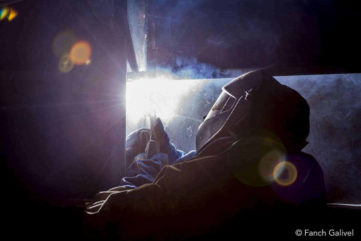 Soudure d'une barge au chantier Piriou à Keroman.