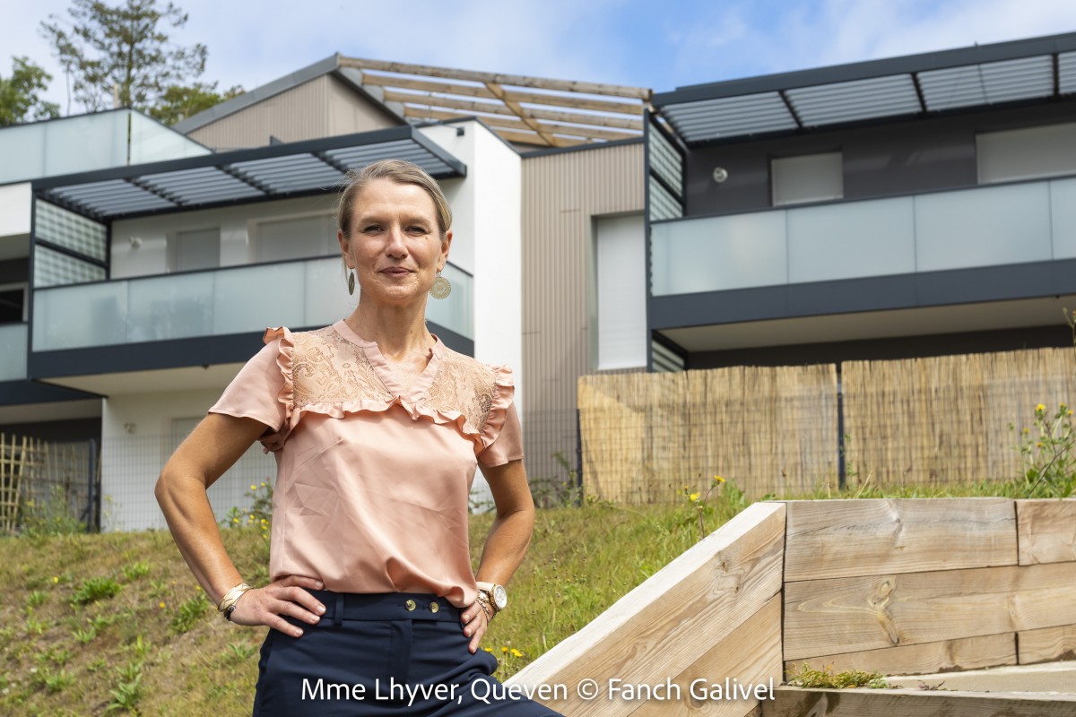 Mme Lhyver, adjointe à l'urbanisme de la ville de Queven. Quartier de Croizamus.