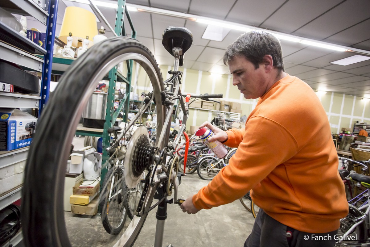 Vérification et réparation des vélos au Comptoir du Réemploi de Caudan