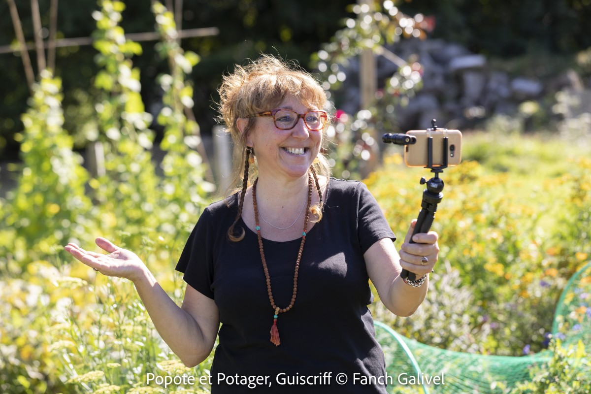 Sandrine Duport en tournage dans le potager pour la chaine YouTube : Popote et Potager