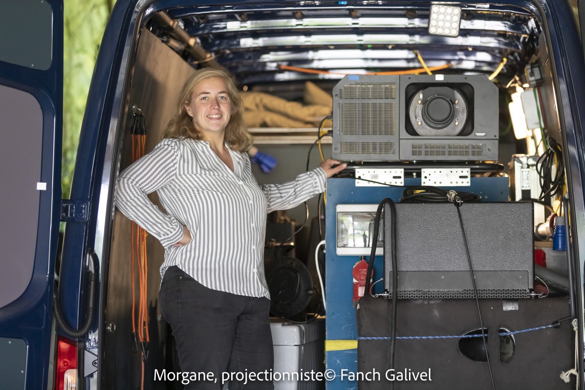 Morgane, projectionniste itinérante de cinéma en plein air_Cin'étoiles à Elven