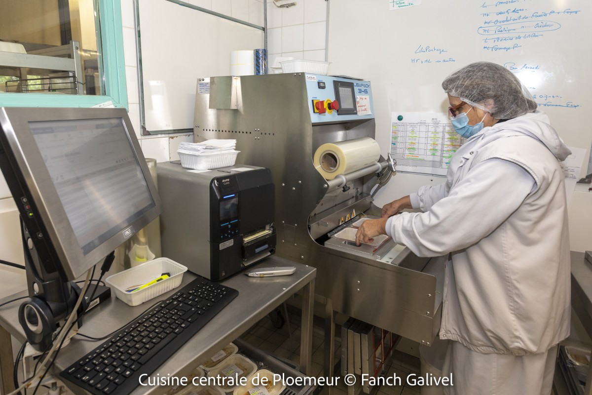 Préparation des repas _ Cuisine centrale de Ploemeur