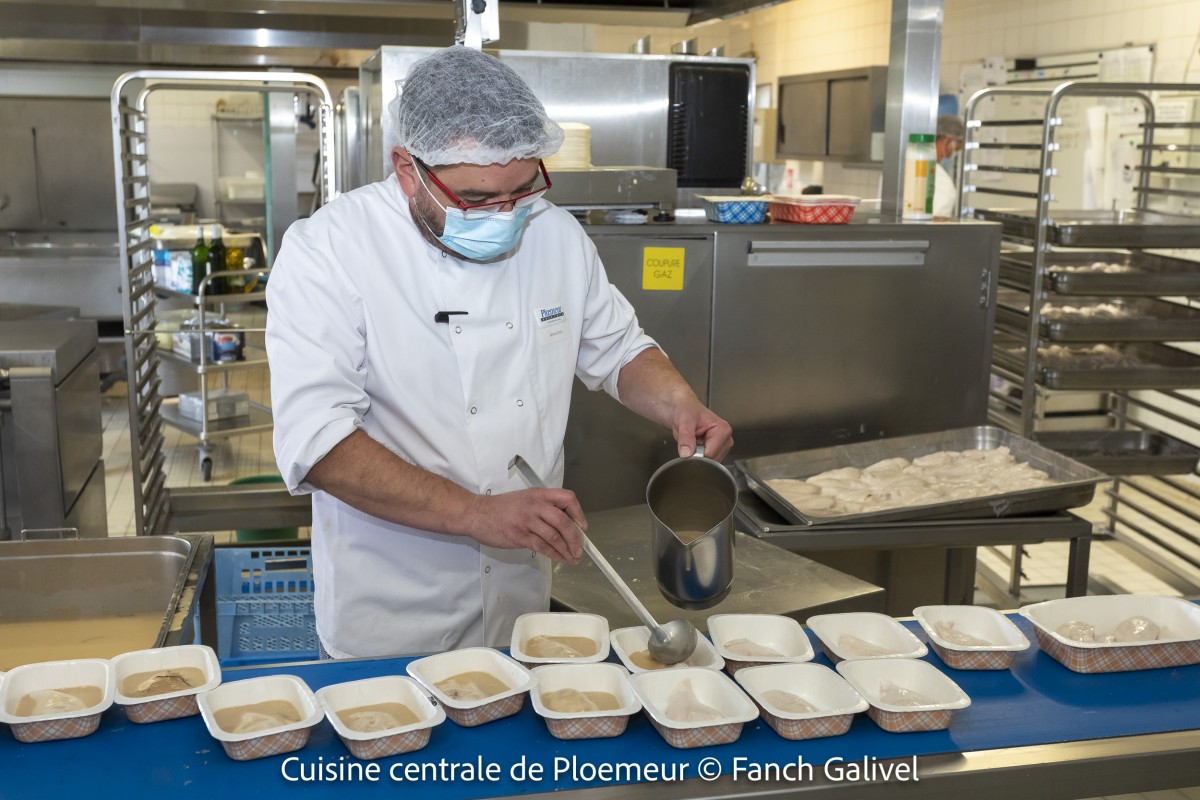 Préparation des repas _ Cuisine centrale de Ploemeur