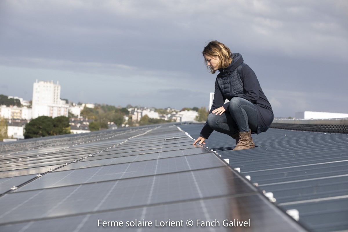 Vanessa Le Franc technicienne, chargée du suivi de la ferme solaire sur le toit du K2 à Lorient.