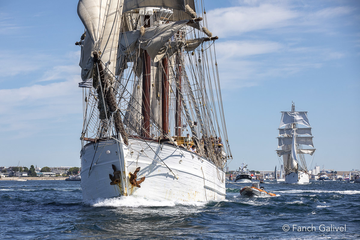 Le Biche, dernier thonier dundee de Bretagne Sud lors de la parade de bateaux dans la rade de Lorient _ Lorient Océans 2022