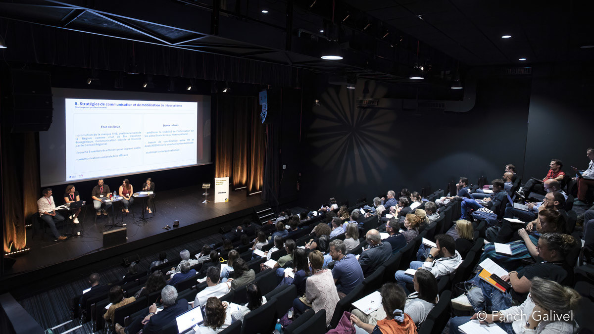 Rénov Habitat _ Plénière réseau Rennes. Réunion de réseau Rénov Habitat Bretagne réunissant des conseillers/conseillères spécialisé(e)s sur les solutions stratégiques et des élu(e)s.