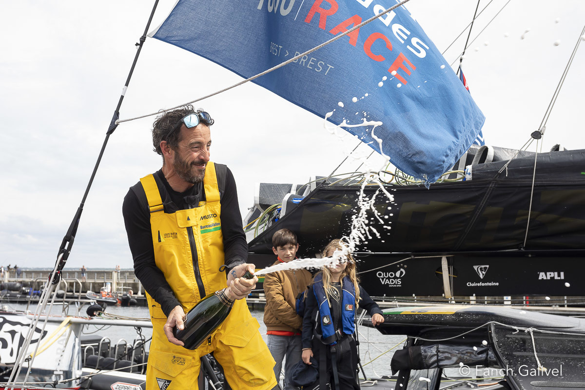 Arrivée de Louis Burton ( Bureau Vallée ) à Brest en troisième position lors de la Guyader-Bermudes 2022.