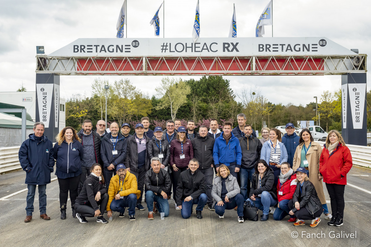Photo de groupe lors du séminaire Aber Propreté au circuit automobile de Lohéac le 7 Avril 2022