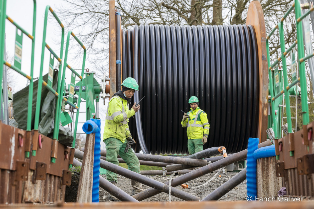 Pose du câble souterrain.