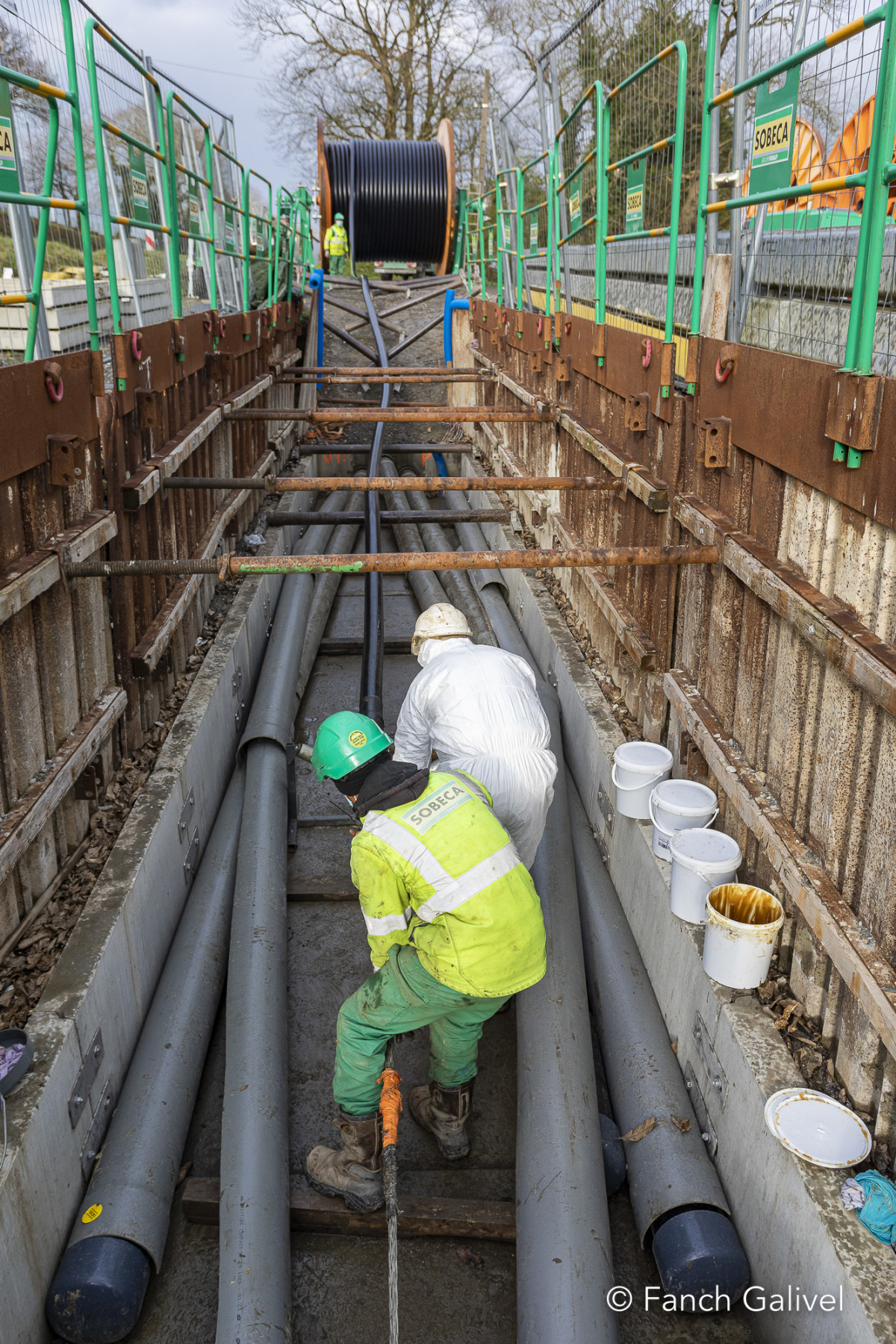 Pose du câble souterrain.
