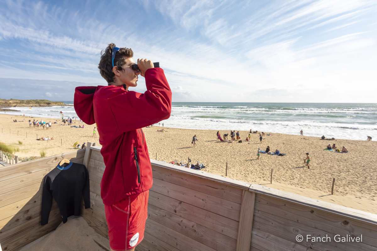 Sauveteur en mer sur la plage de la Falaise à Guidel.