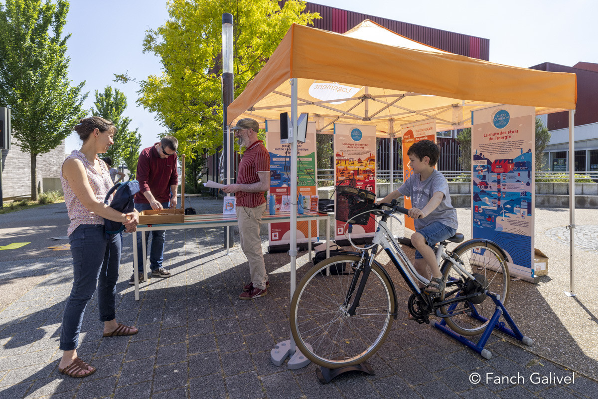 Stand sur les énergies dans le logement et le covoiturage avec la maison du Logement et l'association Ehop. Aqta _ Semaine du developpement durable