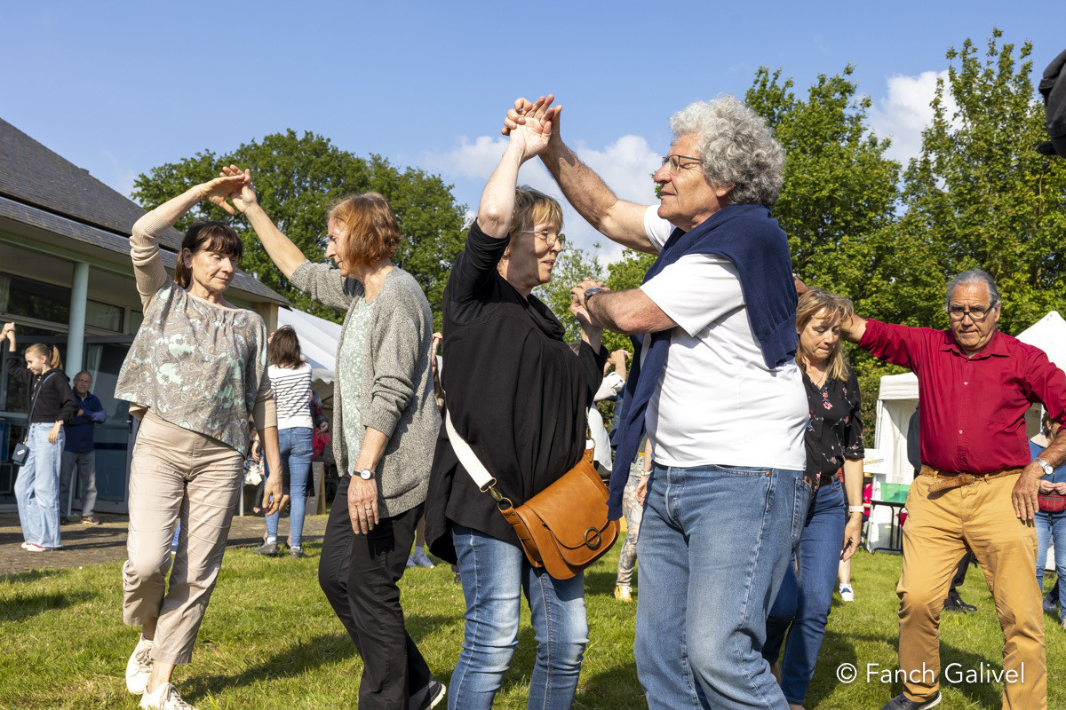 Initiation à la danse Bretonne. Fête de la Bretagne 2023 _ Caro ( 56035 )