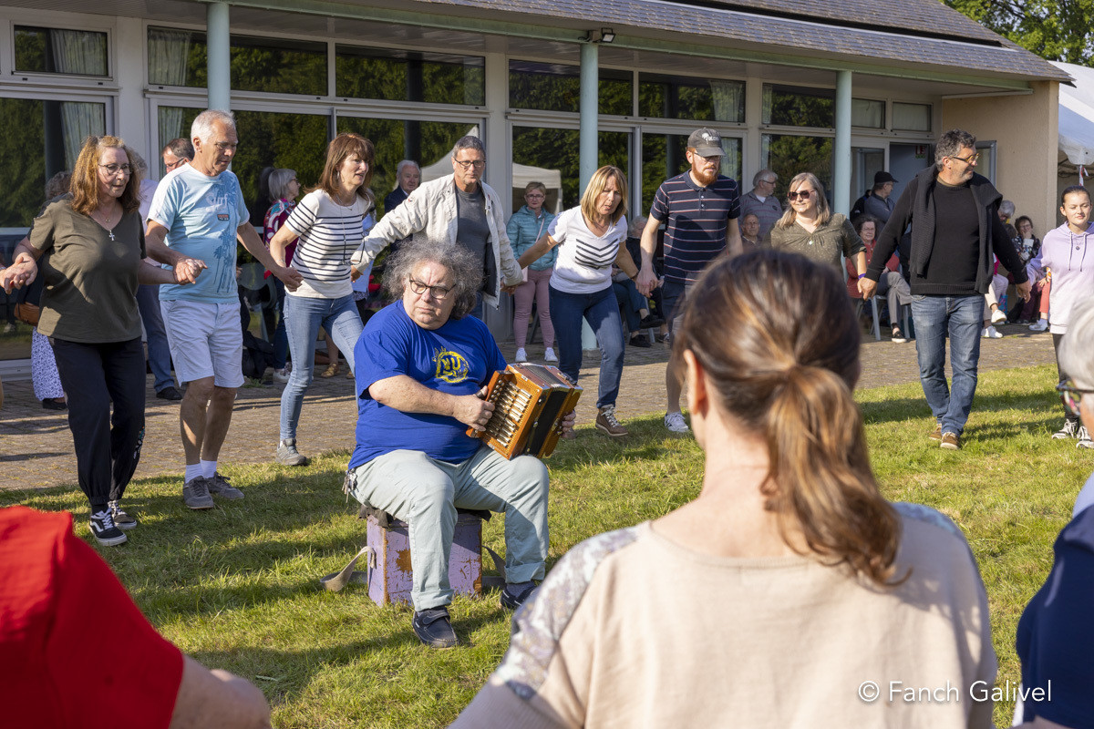 Initiation à la danse Bretonne. Fête de la Bretagne 2023 _ Caro ( 56035 )