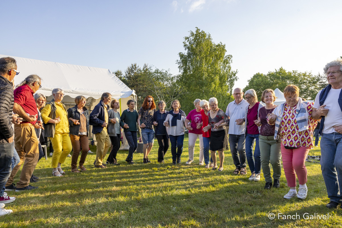 Danse bretonne avec le Bagad Aùel Douar. Fête de la Bretagne 2023 _ Caro ( 56035 )