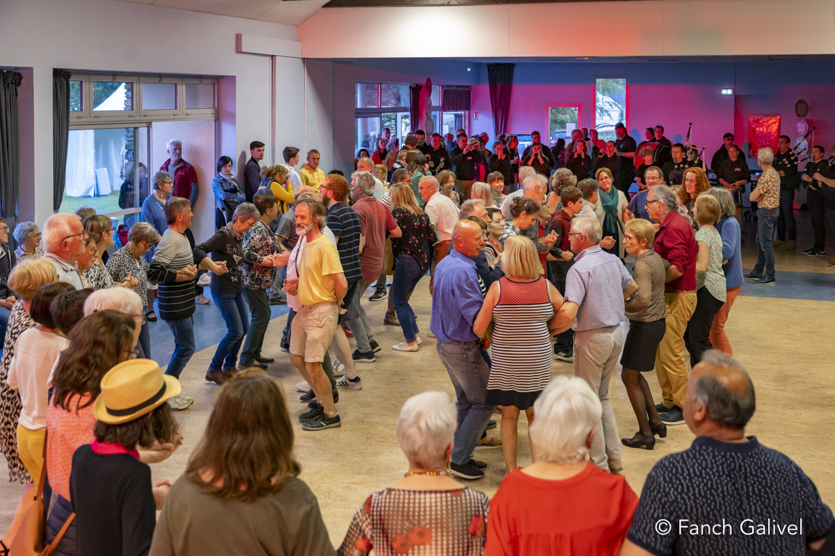 Fest-Noz avec le Bagad Aùel Douar. Fête de la Bretagne 2023 _ Caro ( 56035 )