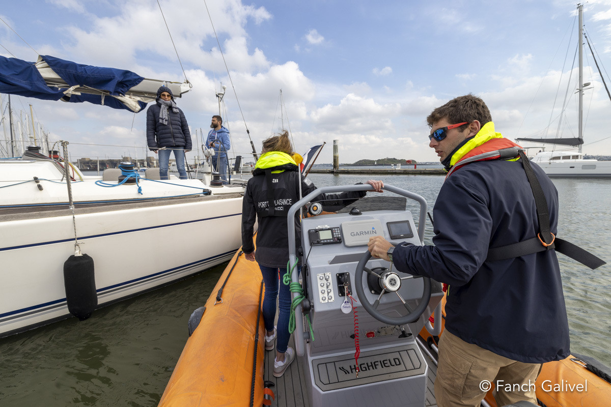 Le port de Kernevel à Lorient. Service portuaire de la capitainerie. Aide à la sortie d'un voilier de son emplacement.