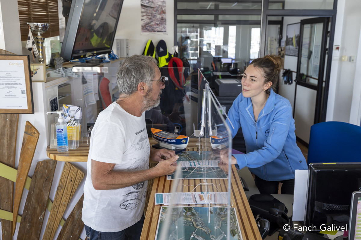Le port de Kernevel, demande d'information à la capitainerie.