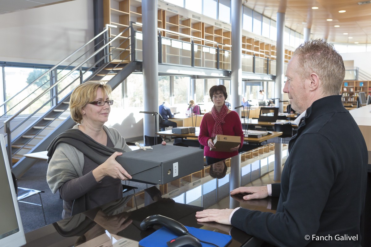 Retrait de documents pour consultation publique. Archives départementales du Morbihan