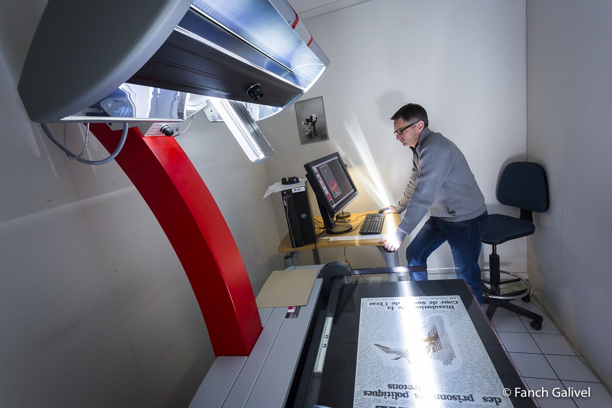 Scanner grand format pour l'archivage numérique de documents. Archives départementales du Morbihan