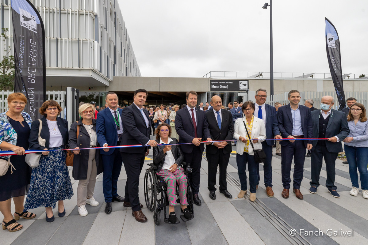 Inauguration du Lycée Mona Ozoul à Ploërmel. Coupe de rubon par Mr Loïg Chesnais-Girard, Président Région Bretagne. Présence de Laurent Veron (proviseur du lycée), Patrick Le Diffon (Maire de Ploërmel), Emmanuel Ethis, (Recteur d’académie) et Jean-Yves Le