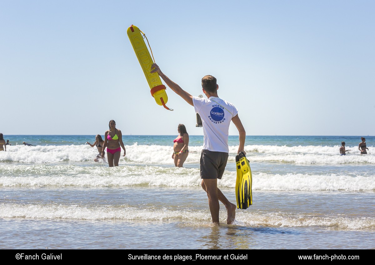 Surveillance des plages. Sauveteurs en mer. Plage du Loch à Ploemeur