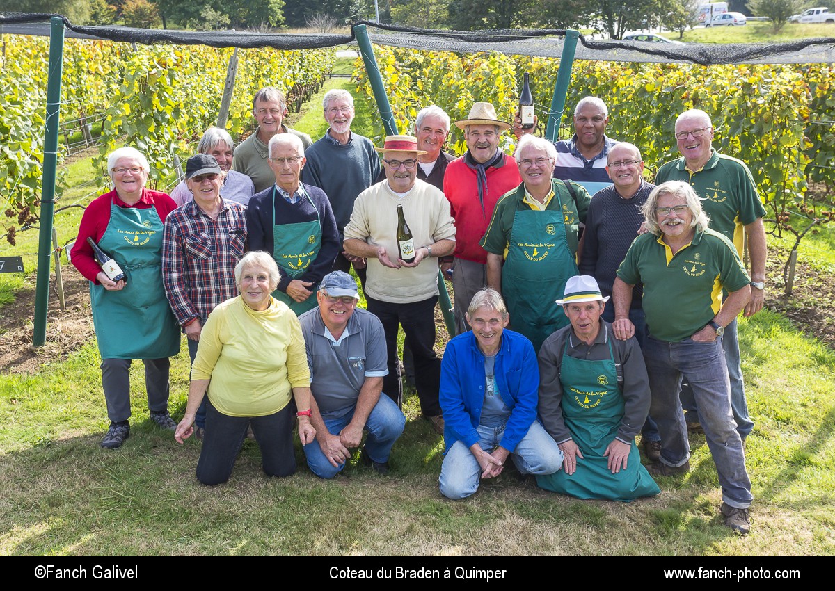 Photo de groupe des membres actifs de l'association " les amis de la vigne ". Domaine du Braden à Quimper