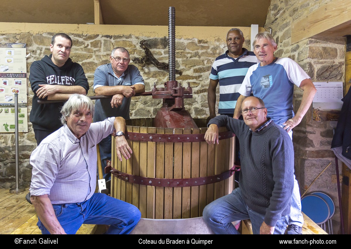 L'équipe du pressoir à l'intérieur du chai . Coteau du Braden à Quimper