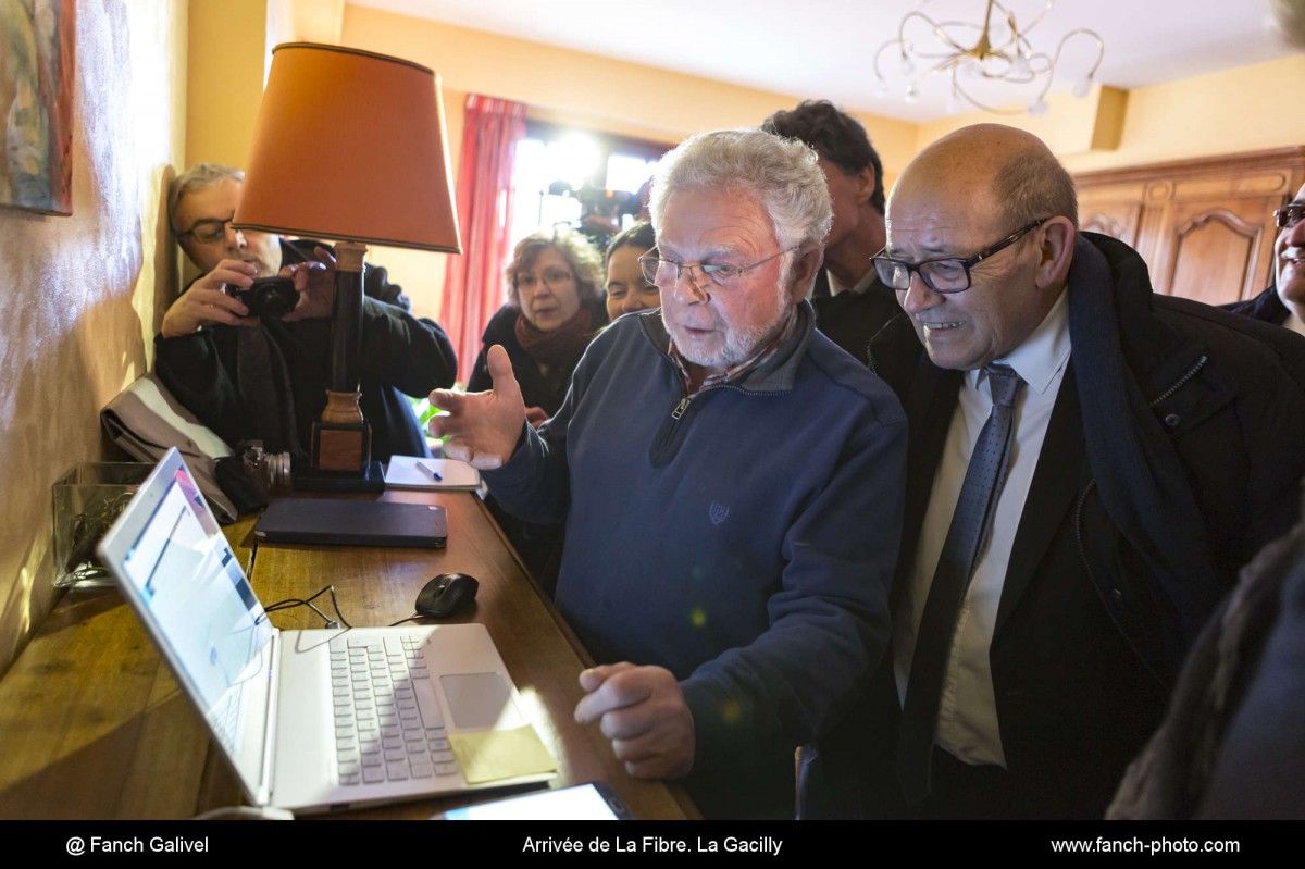 Visite de Mr Jean-Yves le Drian à la Gacilly pour l'arrivée de l'internet Très haut debit. Rencontre avec Mr Michel Cambornac, 1er Gacilien à être raccordé (11 janvier 2017).