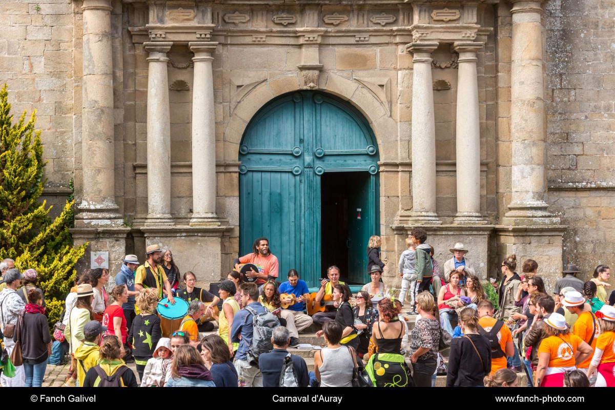 Carnaval d'Auray, pagode devant l'église d'Auray